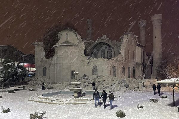 Поврежденная историческая мечеть Haji Yusuf в результате землетрясения в турецкой Малатье, Турция, понедельник, 6 февраля 2023 года. - Sputnik Узбекистан