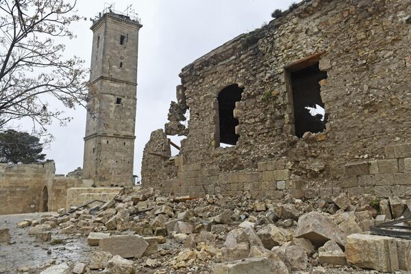 Древняя цитадель Алеппо повреждена в результате смертоносного землетрясения, которое потрясло Сирию 6 февраля 2023 года. - Sputnik Узбекистан