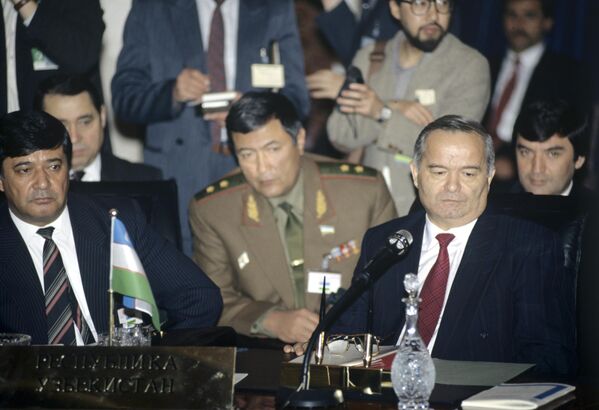 Делегация Узбекистана на пленарном заседании Совета глав правительств стран-участниц СНГ в Ашхабаде в декабре 1993 года. Справа Президент Республики Узбекистан Ислам Каримов. - Sputnik Узбекистан