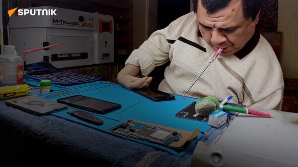В меня никто не верил. Как особенный мастер ремонтирует телефоны без помощи рук - Sputnik Узбекистан