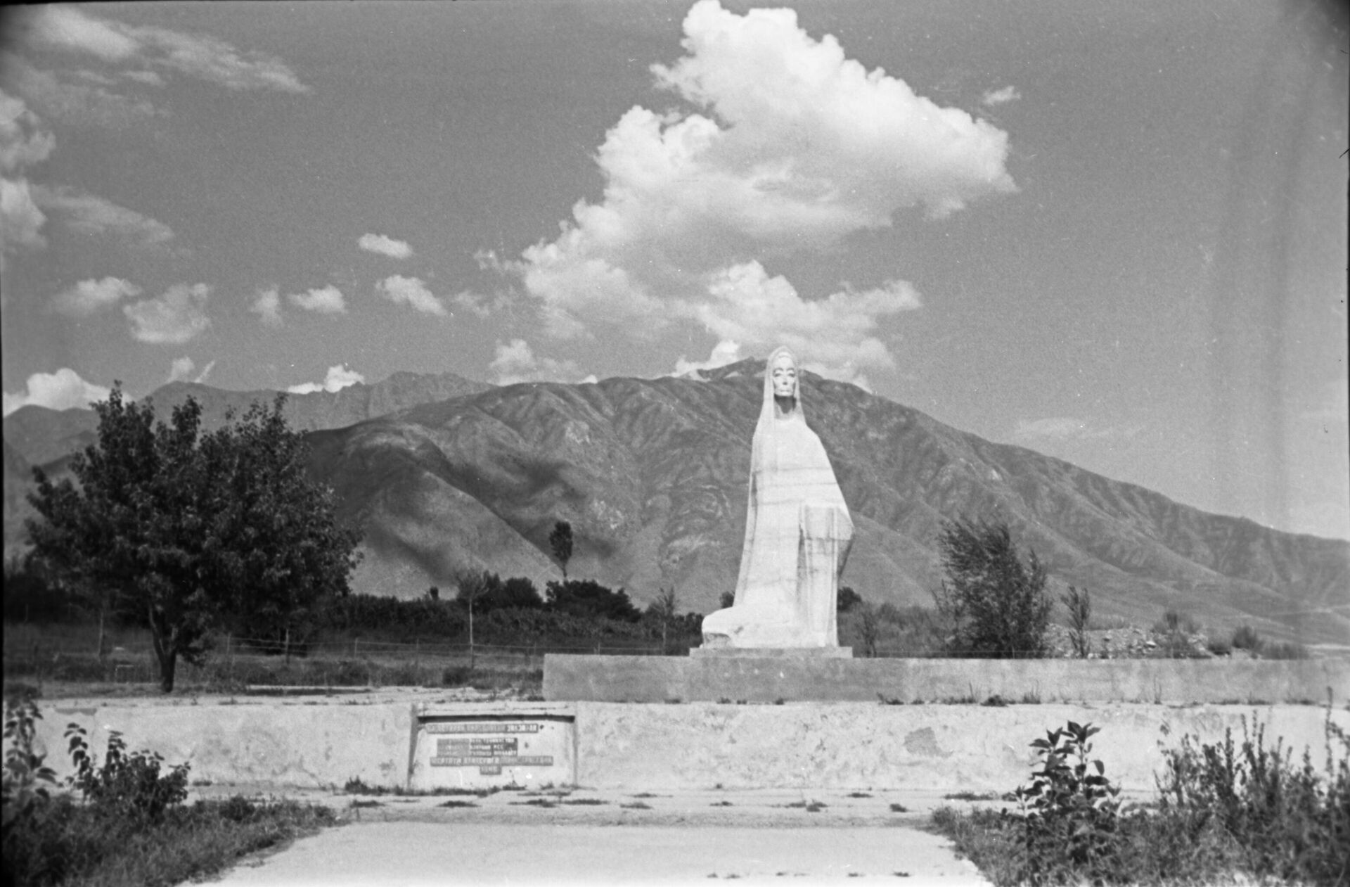 Tadjikskaya SSR. Monument Skorbashaya mat   - Sputnik O‘zbekiston, 1920, 07.02.2023