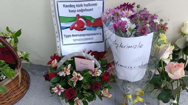 Узбекистанцы несут цветы к посольству Турции в Ташкенте - Sputnik Ўзбекистон