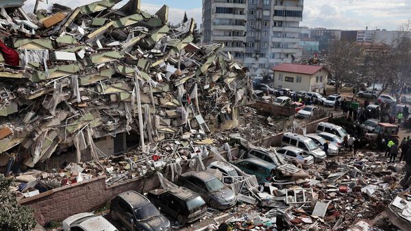 Обломки рухнувших зданий в Кахраманмарасе, недалеко от эпицентра землетрясения на юго-востоке страны 7 февраля 2023 года. - Sputnik Ўзбекистон