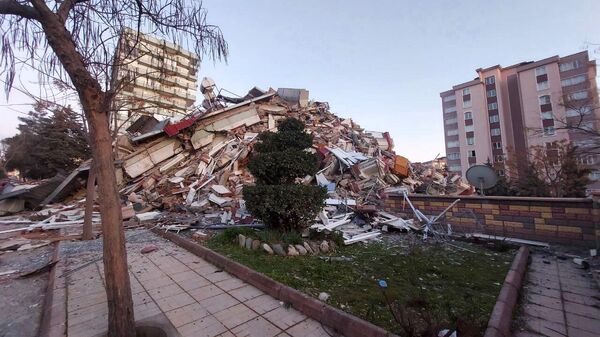 Жилые дома, разрушенные в результате землетрясения в турецкой провинции Кахраманмараш. - Sputnik Узбекистан