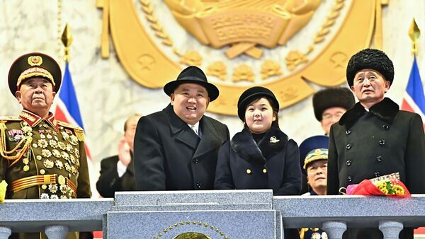 Лидер КНДР Ким Чен Ын с дочерью на военном параде по случаю 75-летия основания КНА в Пхеньяне - Sputnik Ўзбекистон