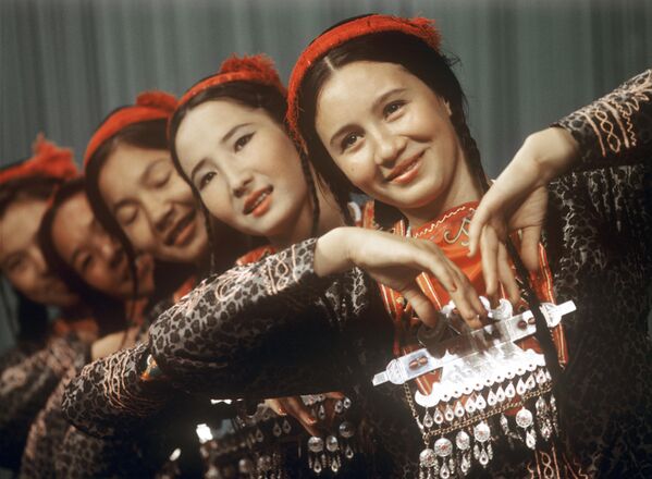 Артисты танцевальной группы городской филармонии Нукуса. - Sputnik Узбекистан