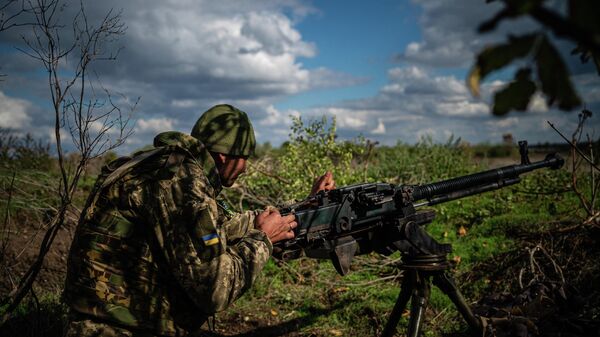 Украинский военный на линии фронта, архивное фото - Sputnik Ўзбекистон