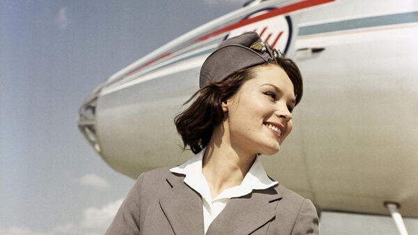Стюардесса Аэрофлота после рейса в московском аэропорте Внуково, 1961 год - Sputnik Узбекистан
