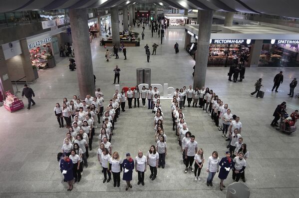 Сотрудники аэропорта проводят флешмоб в честь празднования 100-летия гражданской авиации в аэропорту Пулково - Sputnik Узбекистан