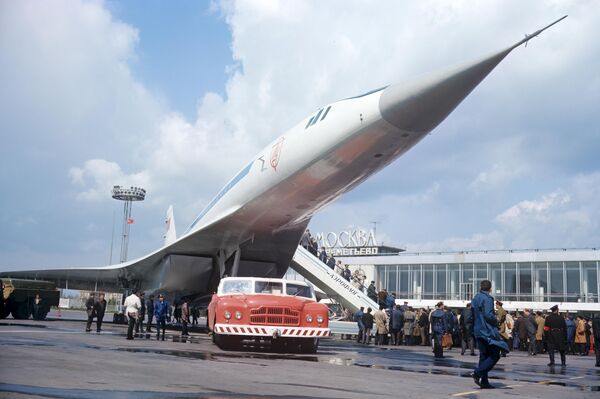 Сверхзвуковой пассажирский самолет Ту-144 в аэропорту Шереметьево, 1969 год - Sputnik Узбекистан