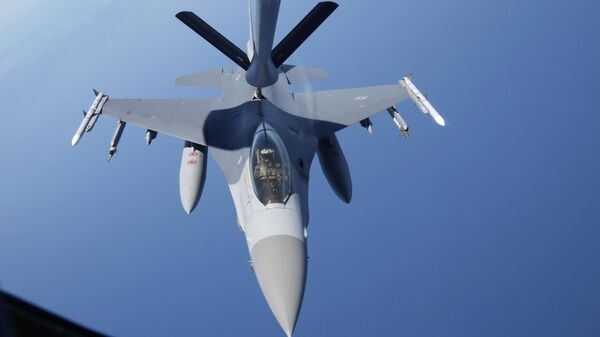 Американский истребитель F-16 Fighting Falcon. Архивное фото. - Sputnik Ўзбекистон
