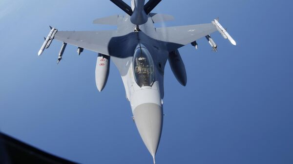 Американский истребитель F-16 Fighting Falcon. Архивное фото. - Sputnik Ўзбекистон