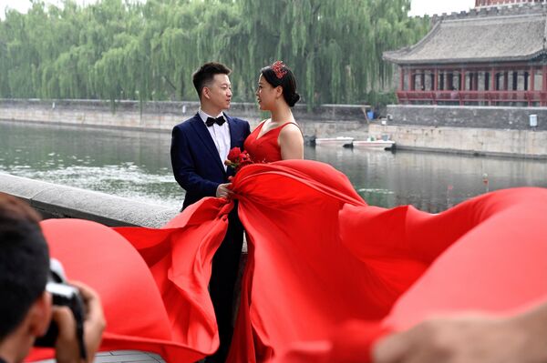 Пара позирует для свадебной фотосессии в Китае. - Sputnik Узбекистан