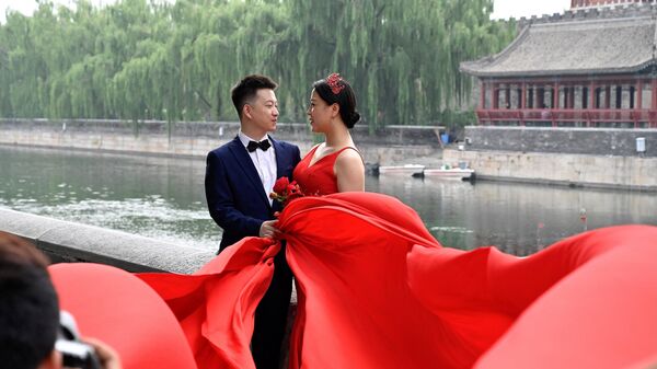 Пара позирует для свадебных фотографий во время фестиваля, Китай - Sputnik Узбекистан