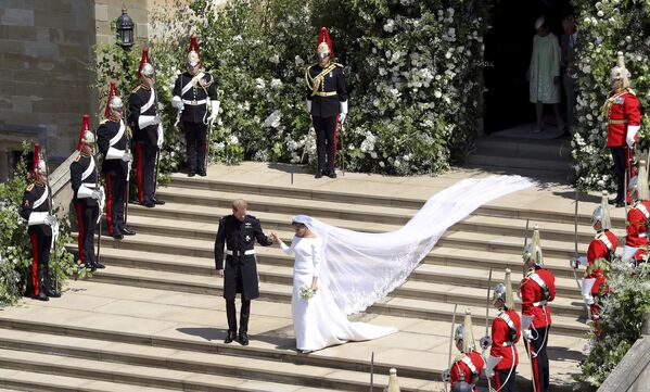 Принц Гарри и Меган Маркл выходят из часовни Святого Георгия после венчания.  - Sputnik Узбекистан