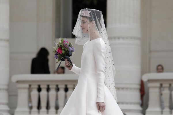 Модель позирует в свадебном платье Chanel Haute Couture. - Sputnik Узбекистан