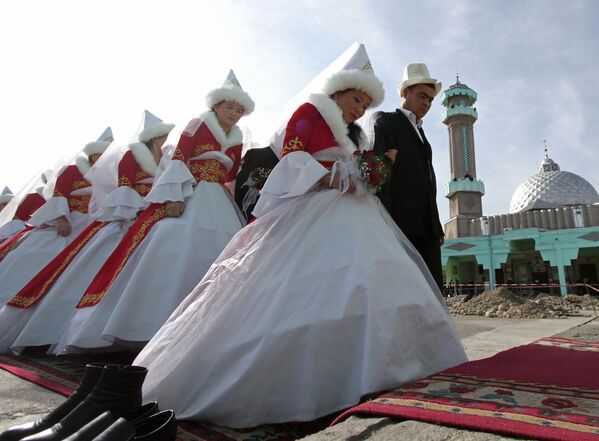 Молодожены перед мусульманским обрядом бракосочетания и молитвы в мечети в Бишкеке.  - Sputnik Узбекистан