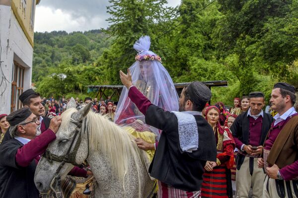 Традиционная церемония Галицкого венчания в деревне Галичник на западе Македонии - Sputnik Узбекистан