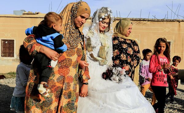 Сирийская невеста в окружении женщин на свадьбе. - Sputnik Узбекистан