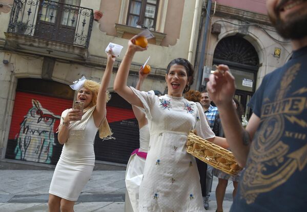 Участницы массовой свадьбы женщин, выходящих замуж за самих себя, во время арт-акции &quot;Да, я люблю себя&quot; в испанском баскском городе Бильбао. - Sputnik Узбекистан