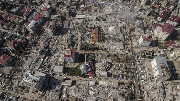 Разрушения в центре города Кахраманмараш, южная Турция, четверг, 9 февраля 2023 года. - Sputnik Ўзбекистон