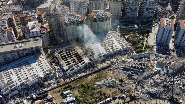 Рухнувшие здания в Хатае, юго-восточная Турция, 8 февраля 2023 года. - Sputnik Ўзбекистон