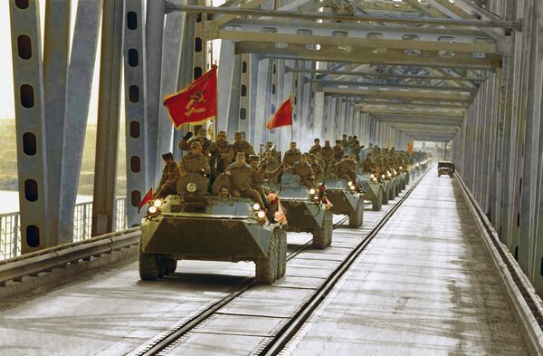 Колонна бронетранспортеров на мосту в Термезе во время вывода советских войск из Афганистана. - Sputnik Узбекистан