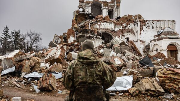 Военный украинского легиона Свобода России с позывным Цезарь возле разрушенного монастыря в Долине. - Sputnik Узбекистан