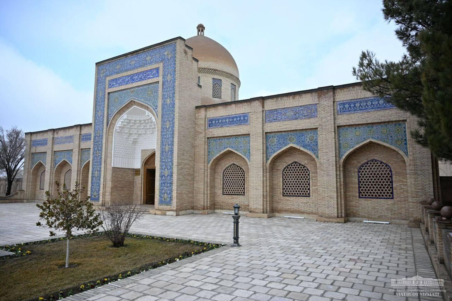 Шавкат Мирзиёев посетил мавзолей Бахоуддина Накшбанда в Бухарской области. - Sputnik Узбекистан, 1920, 17.02.2023