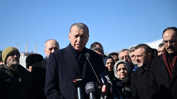 Президент Турции Реджеп Тайип Эрдоган беседует с прессой во время своего визита в город Кахраманмараш. - Sputnik Узбекистан