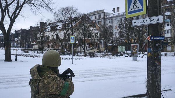 Украинский военный на улицах Артемовска(Бахмута). Архивное фото. - Sputnik Узбекистан