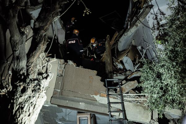 Спасатели ищут пострадавших в обрушившемся здании после повторного землетрясения. - Sputnik Узбекистан