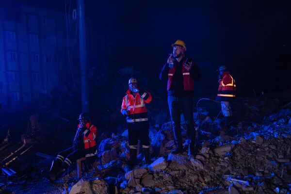 Группа спасателей сделала перерыв во время поисково-спасательных работ. - Sputnik Узбекистан