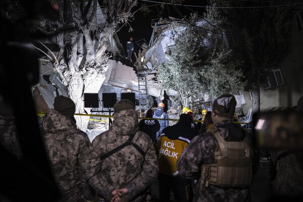 Спасатели ищут людей в разрушенном здании. - Sputnik Узбекистан