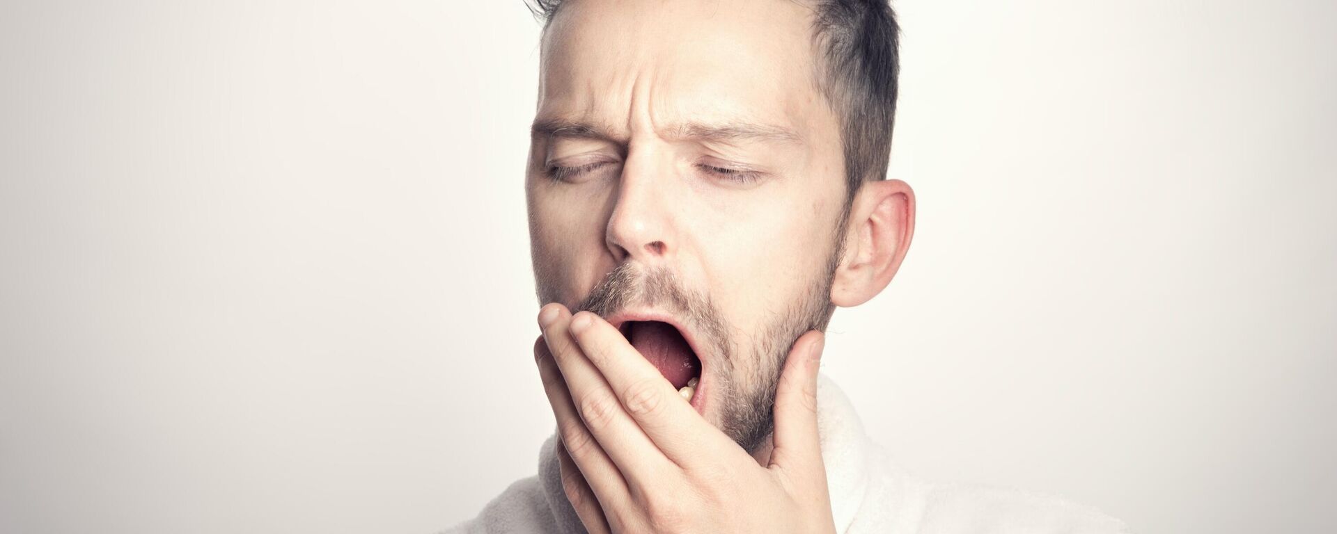 Сонный мужчина  - Sputnik Узбекистан, 1920, 13.01.2026