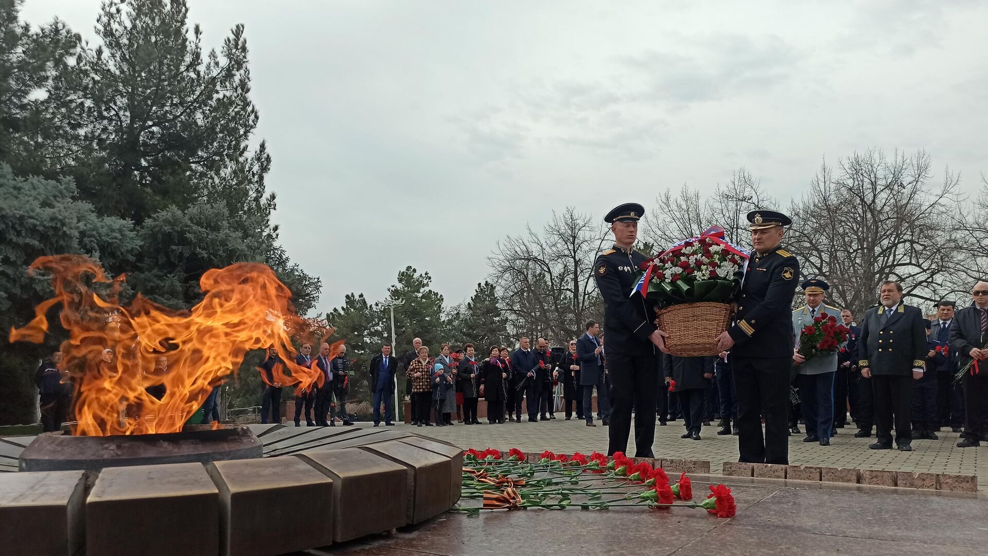 Посол России в Узбекистане возложил цветы к Вечному огню. - Sputnik Узбекистан, 1920, 22.02.2023