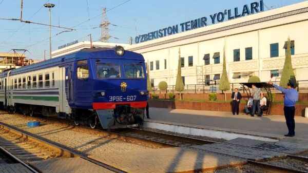 Пригородный поезд железных дорог Узбекистана. Архивное фото - Sputnik Узбекистан