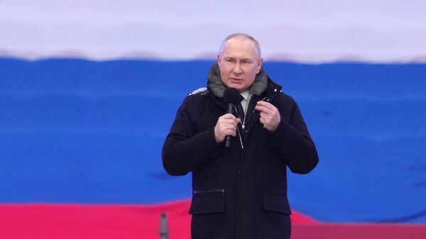Президент РФ В. Путин посетил митинг-концерт Слава защитникам Отечества! - Sputnik Узбекистан
