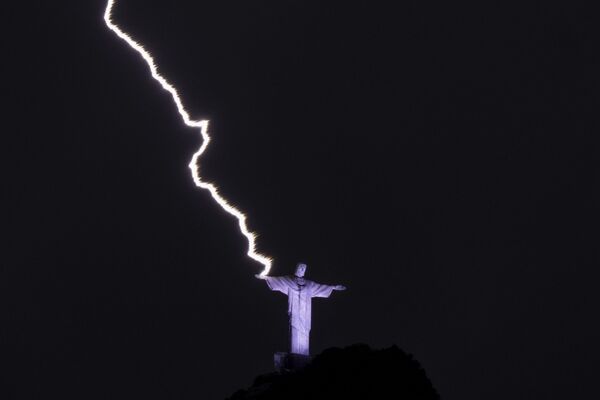Молния ударила в руку статуи Христа-Искупителя  в Рио-де-Жанейро.  - Sputnik Узбекистан