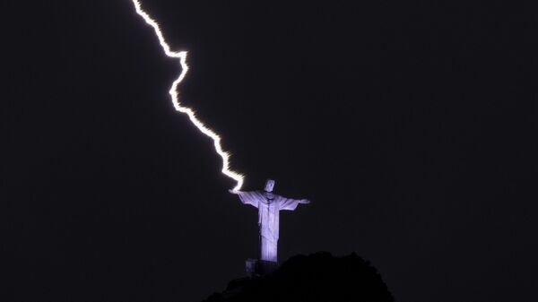 Удар молнии по руке статуи Христа-Искупителя в Рио-де-Жанейро  - Sputnik Узбекистан