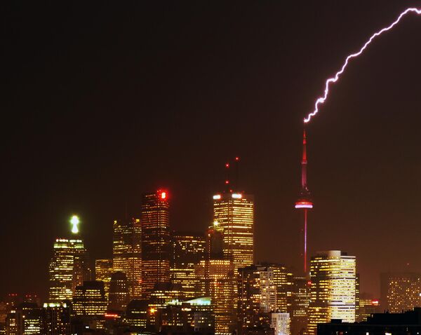 Молния двадцать раз ударила в башню Си-Эн Тауэр в Торонто. - Sputnik Узбекистан