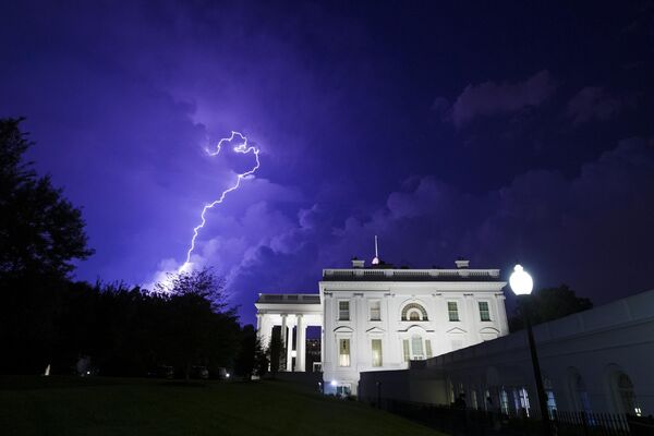 Вспышка молнии осветила грозовые тучи за Белым домом в Вашингтоне. - Sputnik Узбекистан