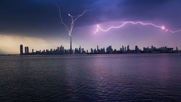 Молния ударила в вершину Бурдж-Халифа в Дубае. - Sputnik Узбекистан