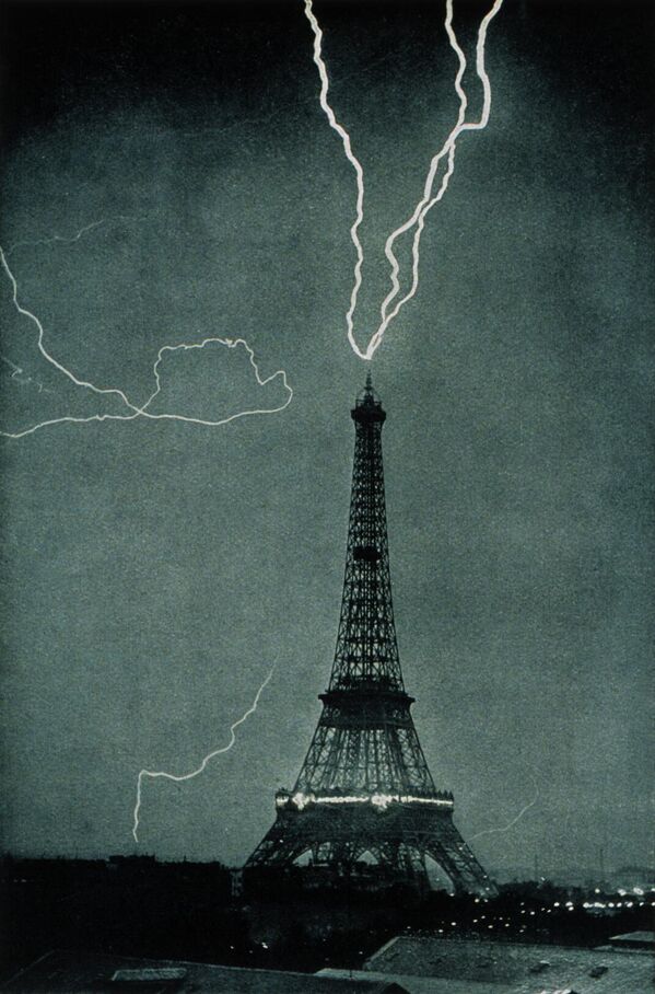 Одно из самых первых фото явления – молния ударила в Эйфелеву башню в 1902 году. - Sputnik Узбекистан