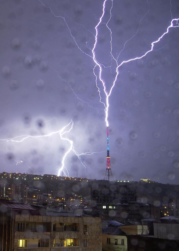 Молния попала в телебашню в Ереване. - Sputnik Узбекистан