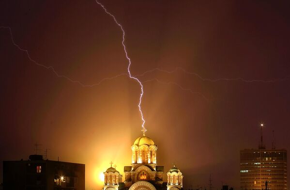 Молния ударила в церковь Святого Марка во время грозы в Белграде. - Sputnik Узбекистан
