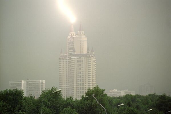 Молния ударила в жилой комплекс &quot;Эдельвейс&quot; в Москве. - Sputnik Узбекистан