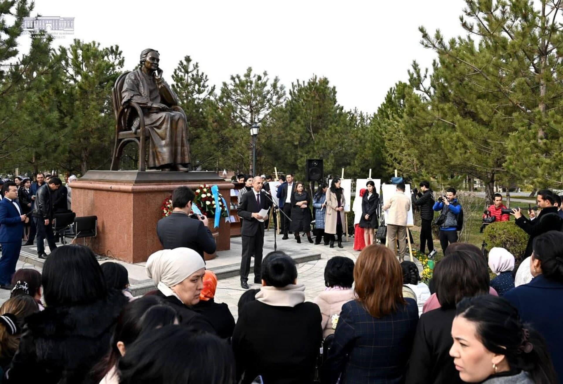 Памятник Зулфии в Аллее литераторов в Ташкенте. - Sputnik Ўзбекистон, 1920, 27.02.2023