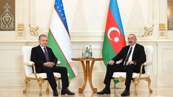 Shavkat Mirziyoyev provel vstrechu v Baku s Prezidentom Azerbaydjanskoy Respubliki Ilxamom Aliyevыm. - Sputnik Oʻzbekiston