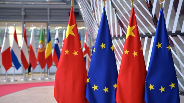 Флаги Европейского союза и государственные флаги КНР на саммите ЕС-КНР в Брюсселе. - Sputnik Узбекистан